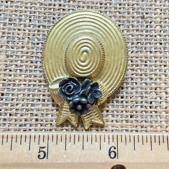 Straw hat bow brooch pin oval textured matte goldtone with pewter tone flowers - Picture 5 of 5